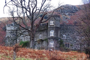 As Owen and Smyser suggest, this experience took place “not on ‘a calm September morning’ but on 17 November 1799, when [Wordsworth] was conducting Coleridge on his first trip to the Lake District.” While Lyulph’s Tower appears to be an ancient fortification, it was actually built in the late eighteenth century as a hunting lodge for the Duke of Norfolk. Photo: Martin and Jean Norgate, Old Cumbria Gazetteer.