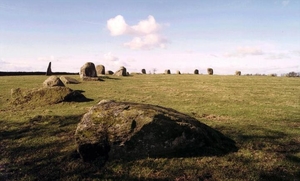 The destruction of Karl Lofts was completed in 1844 with the arrival of the railway (though some standing stones endure in Shap), but Long Meg and her Daughters remain. Photo: Long Meg and Her Daughters (Martin McCarthy, Wikimedia Commons).